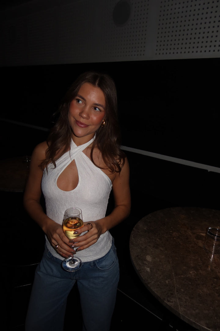 Odine kanten top met gekruiste halslijn - wit