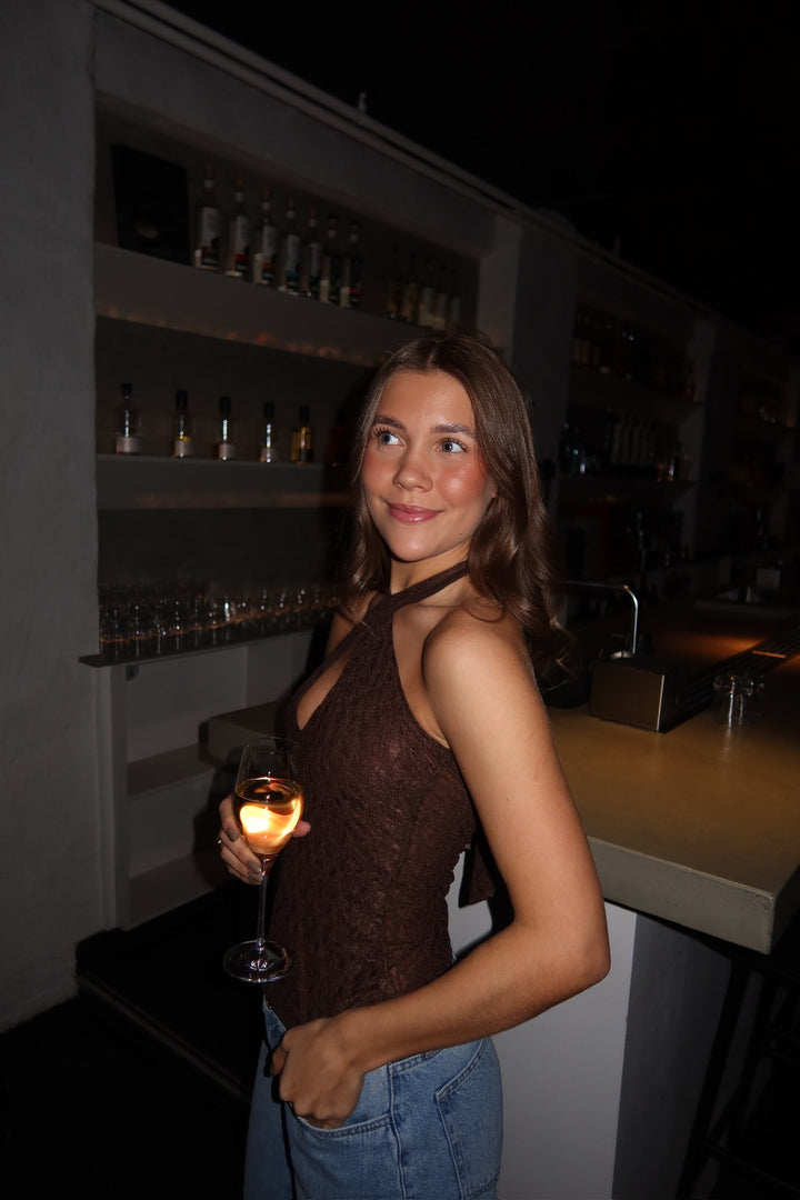 Odine kanten top met gekruiste halslijn - Espressobruin