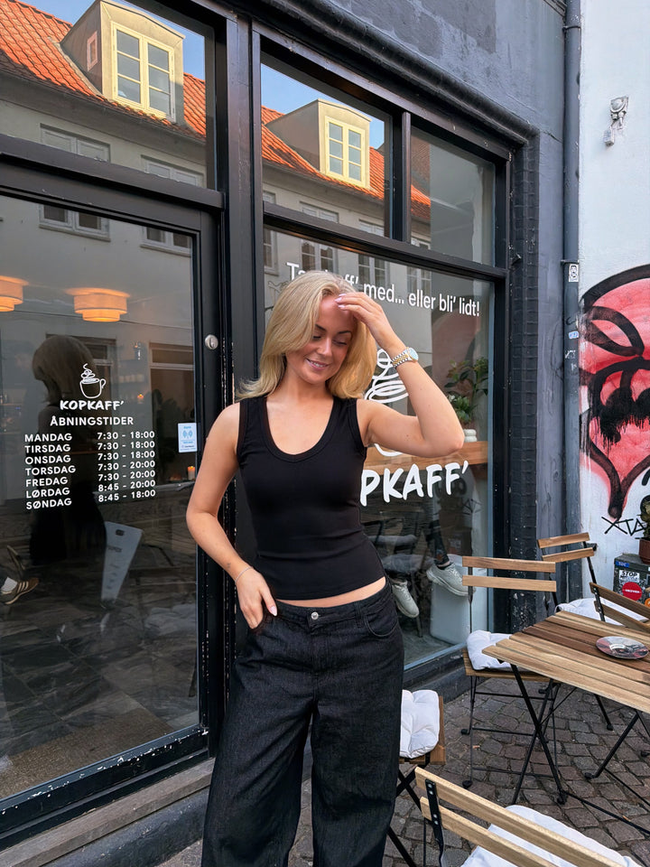 Stinna V-neck Tank Top - Black