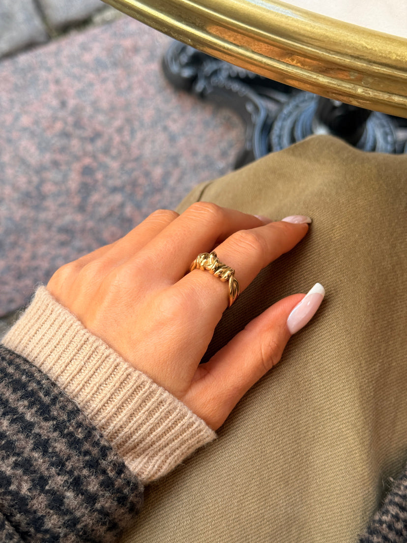 Violet Knot Ring - Gold Plated