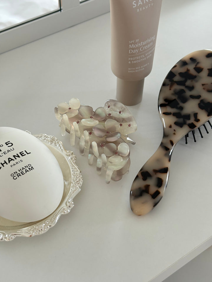 Ellen Flower Hairclip - Beige