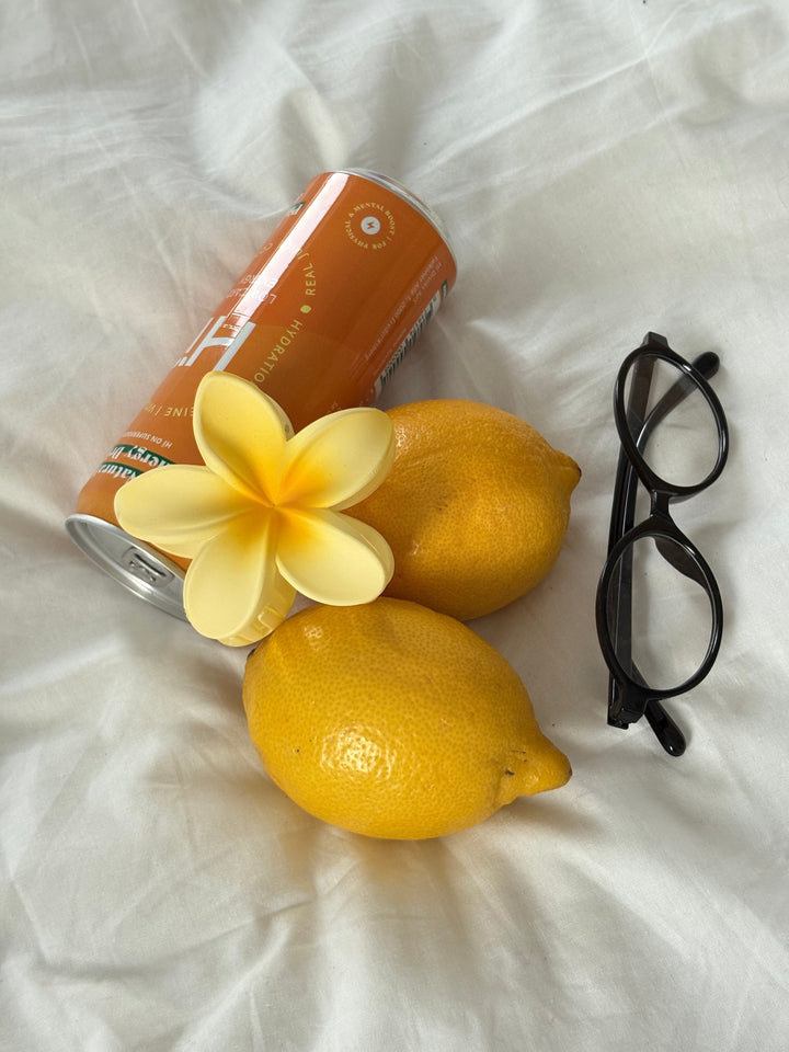 Grijze bloem haarclip - Matgeel